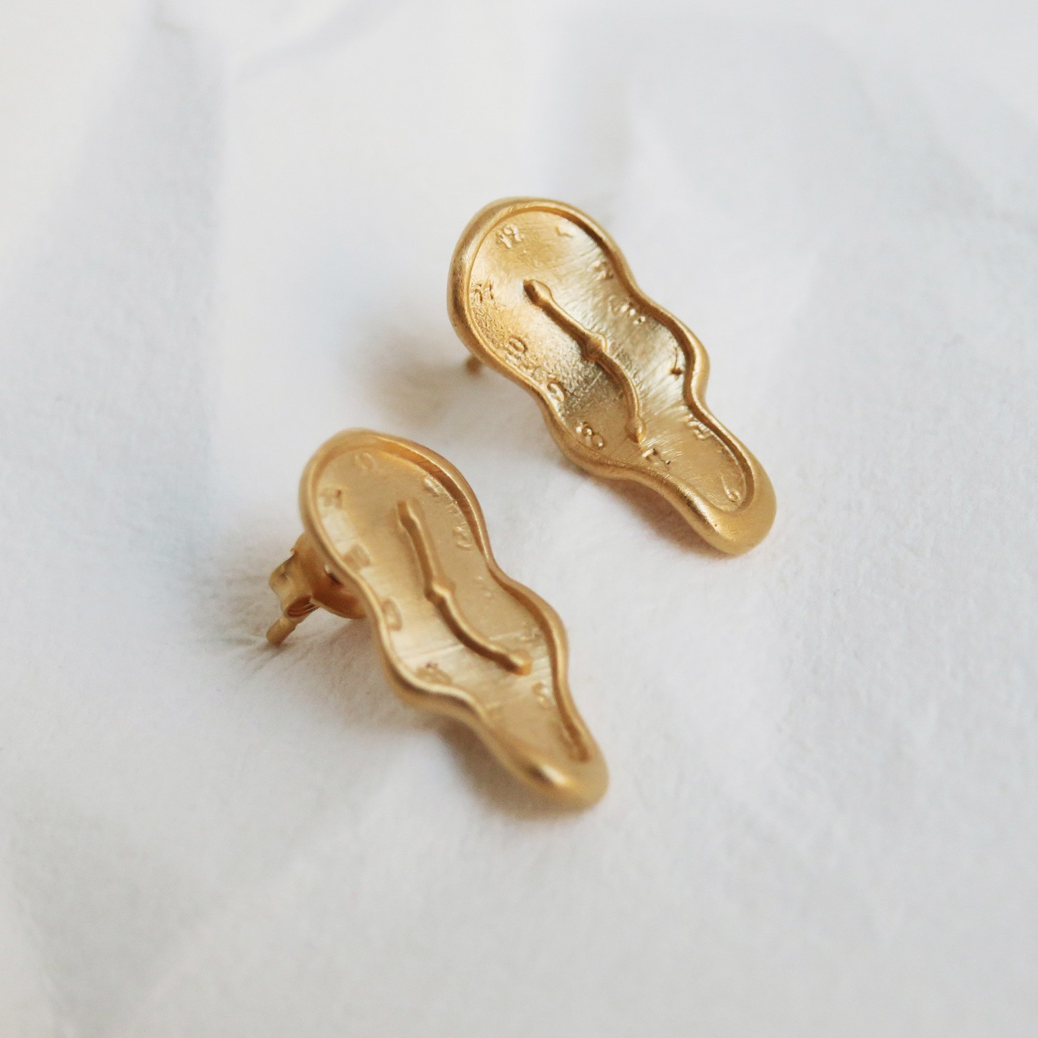 PENDIENTES GRANDES DORADOS DALÍ, JEWELRY BY JOIDART, RELOJ 3