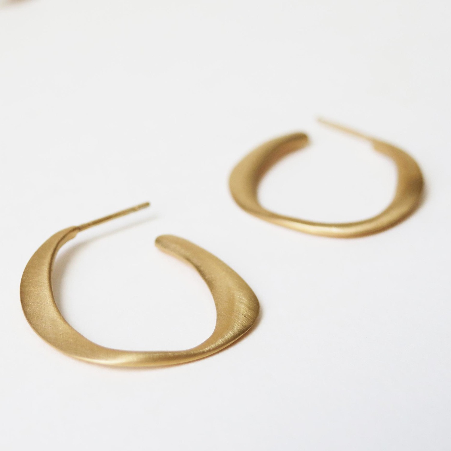 AROS MEDIANOS DORADOS GAUDÍ JEWELRY CASA MILÀ