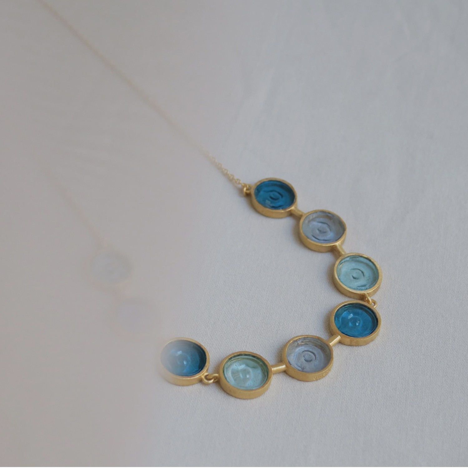 GARGANTILLA DORADA GAUDÍ JEWELRY AZULES 2