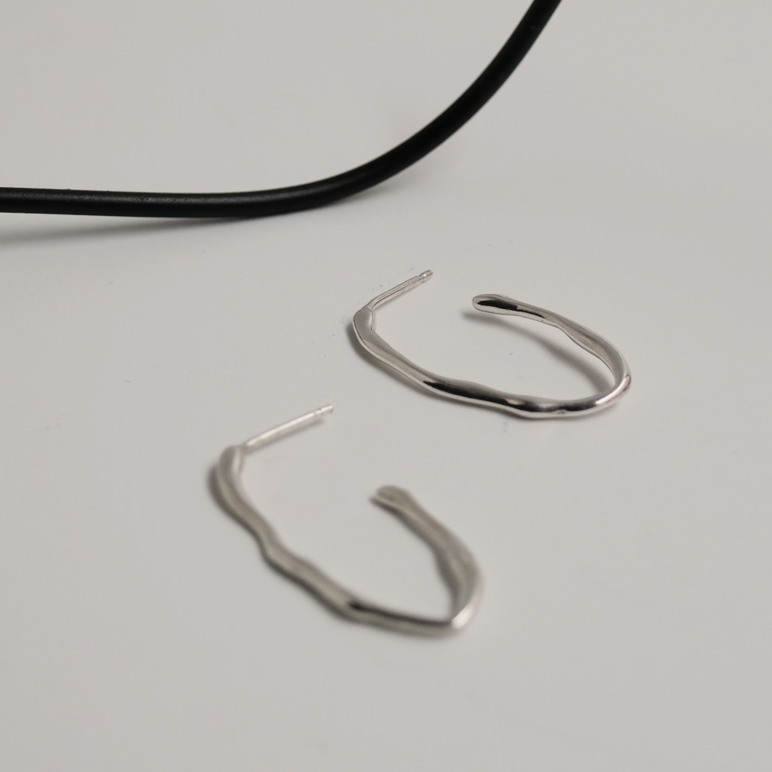 AROS EN PLATA CLARA OVALADOS PEQUEÑOS