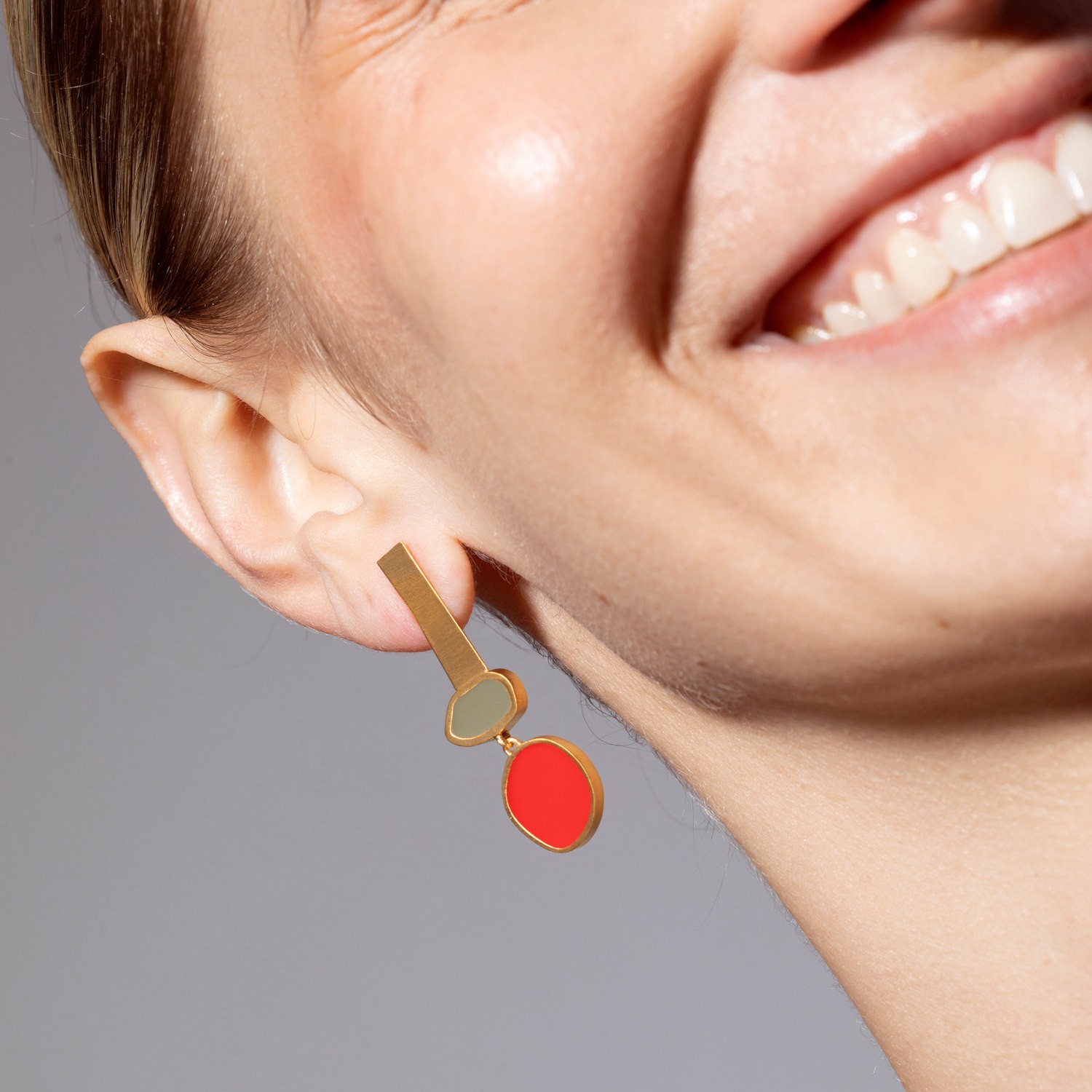 PENDIENTES DORADOS COLLAGE ROJO 1