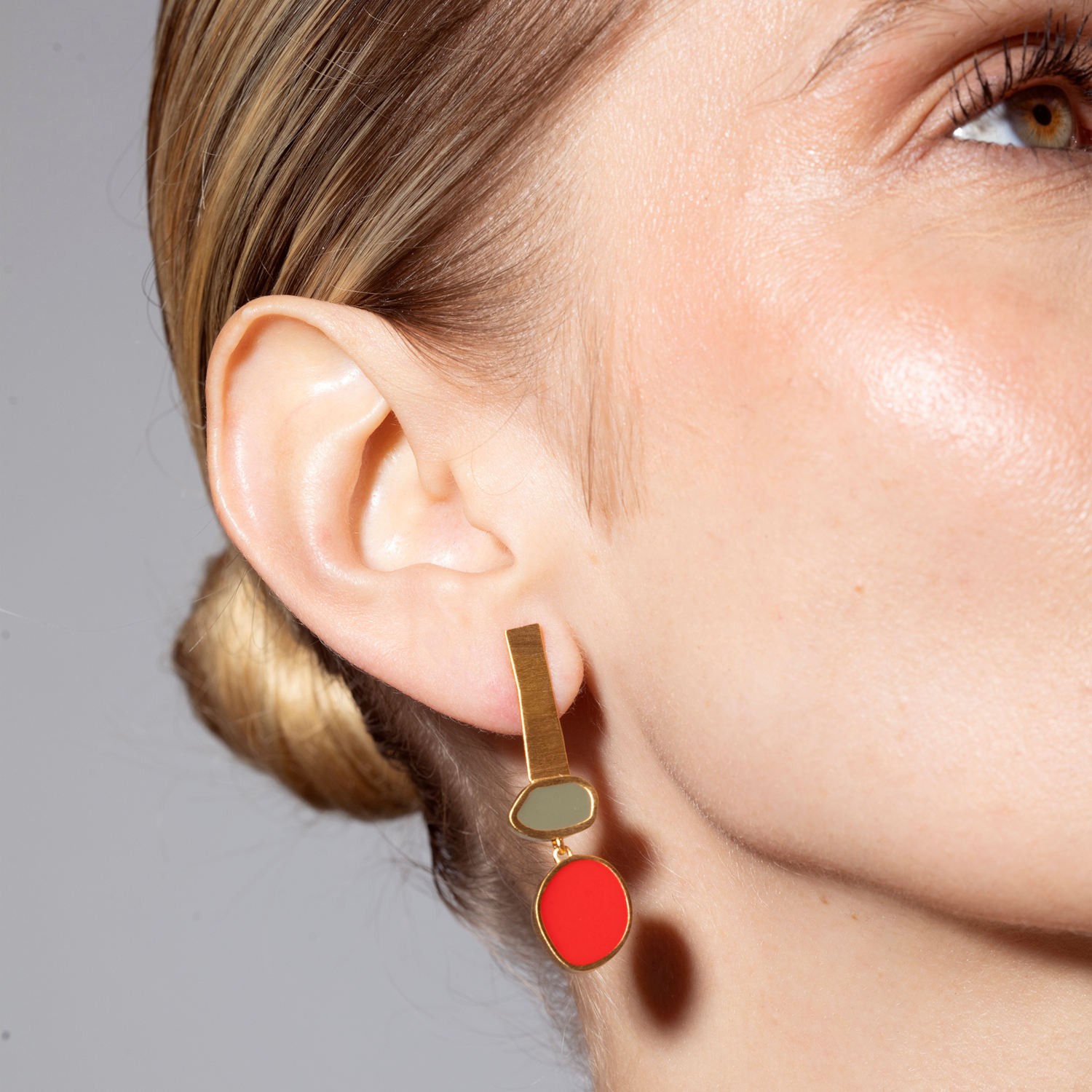 PENDIENTES DORADOS COLLAGE ROJO 2