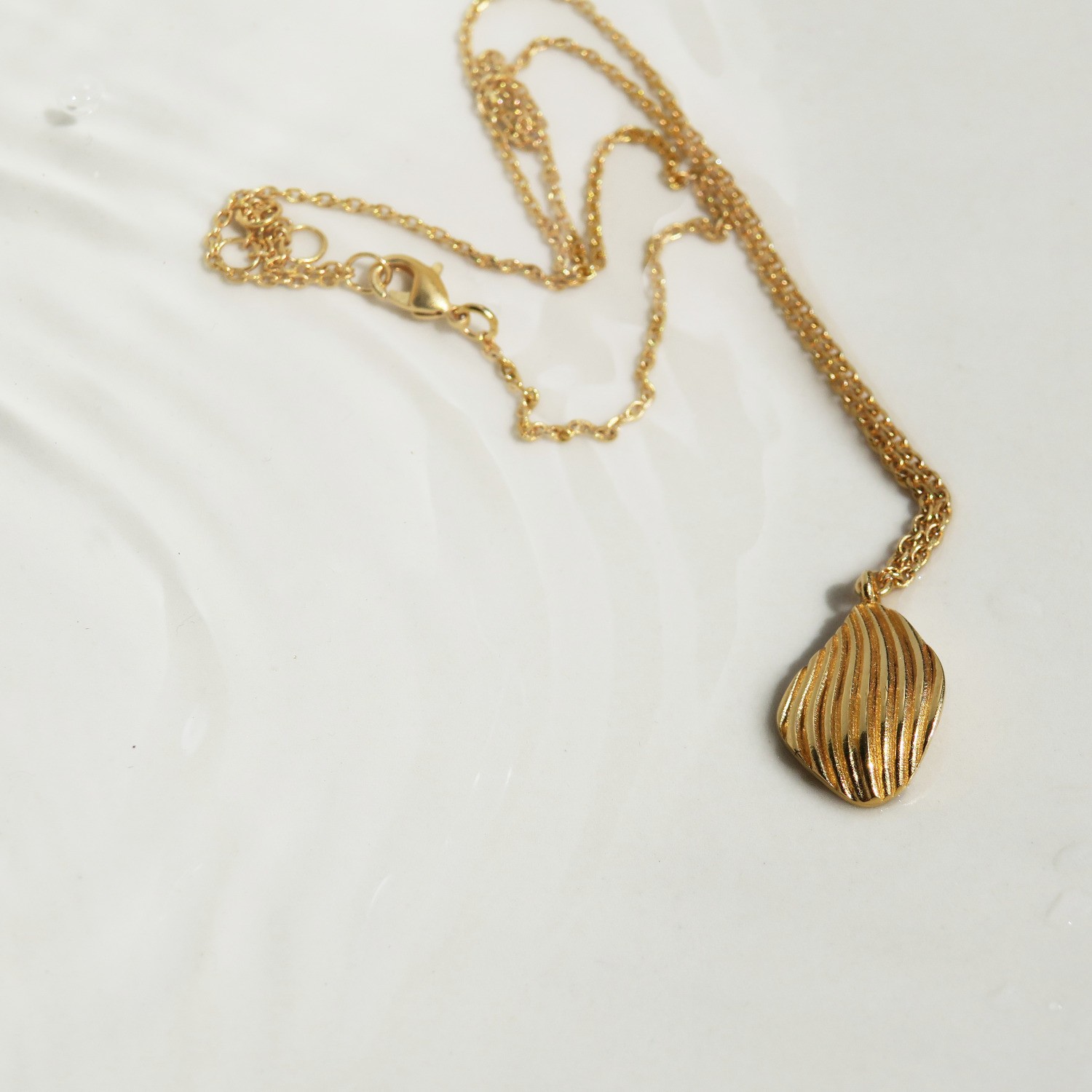 COLLAR PEQUEÑO DORADO ONARIA
