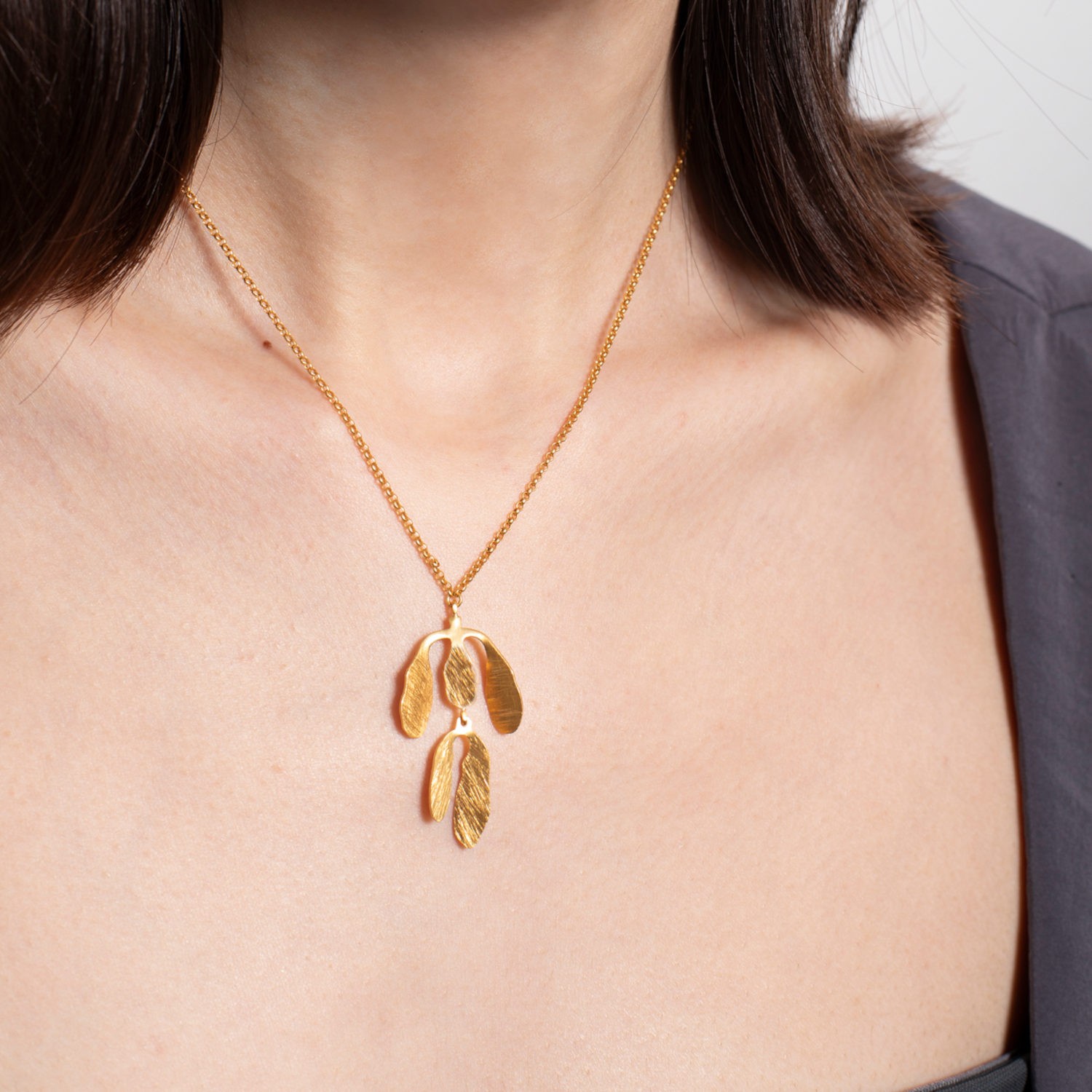 COLLAR CON COLGANTE DORADO SILVELA 1