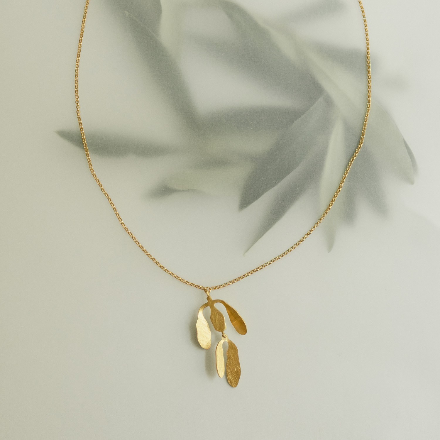COLLAR CON COLGANTE DORADO SILVELA 3