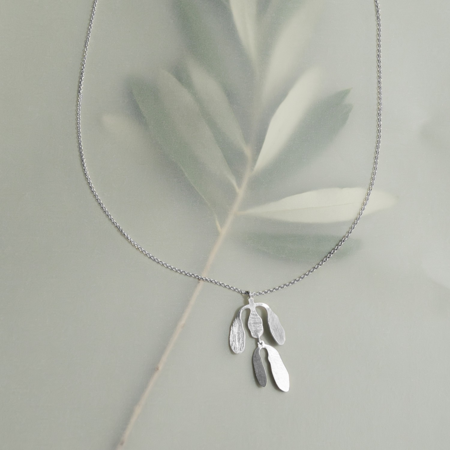 COLLAR CON COLGANTE DE PLATA SILVELA 2