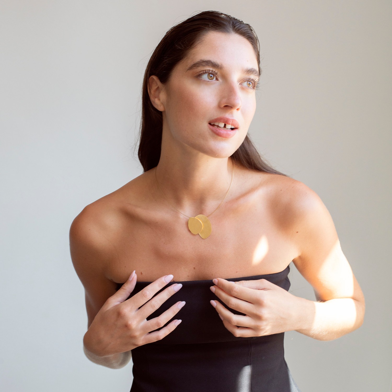 COLLAR CON COLGANTE GRANDE DORADO ECLIPSE 2