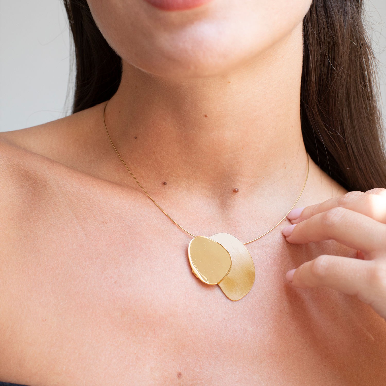 COLLAR CON COLGANTE GRANDE DORADO ECLIPSE 1