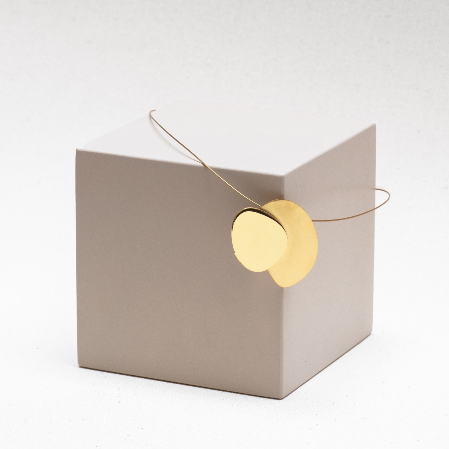 COLLAR CON COLGANTE GRANDE DORADO ECLIPSE 3