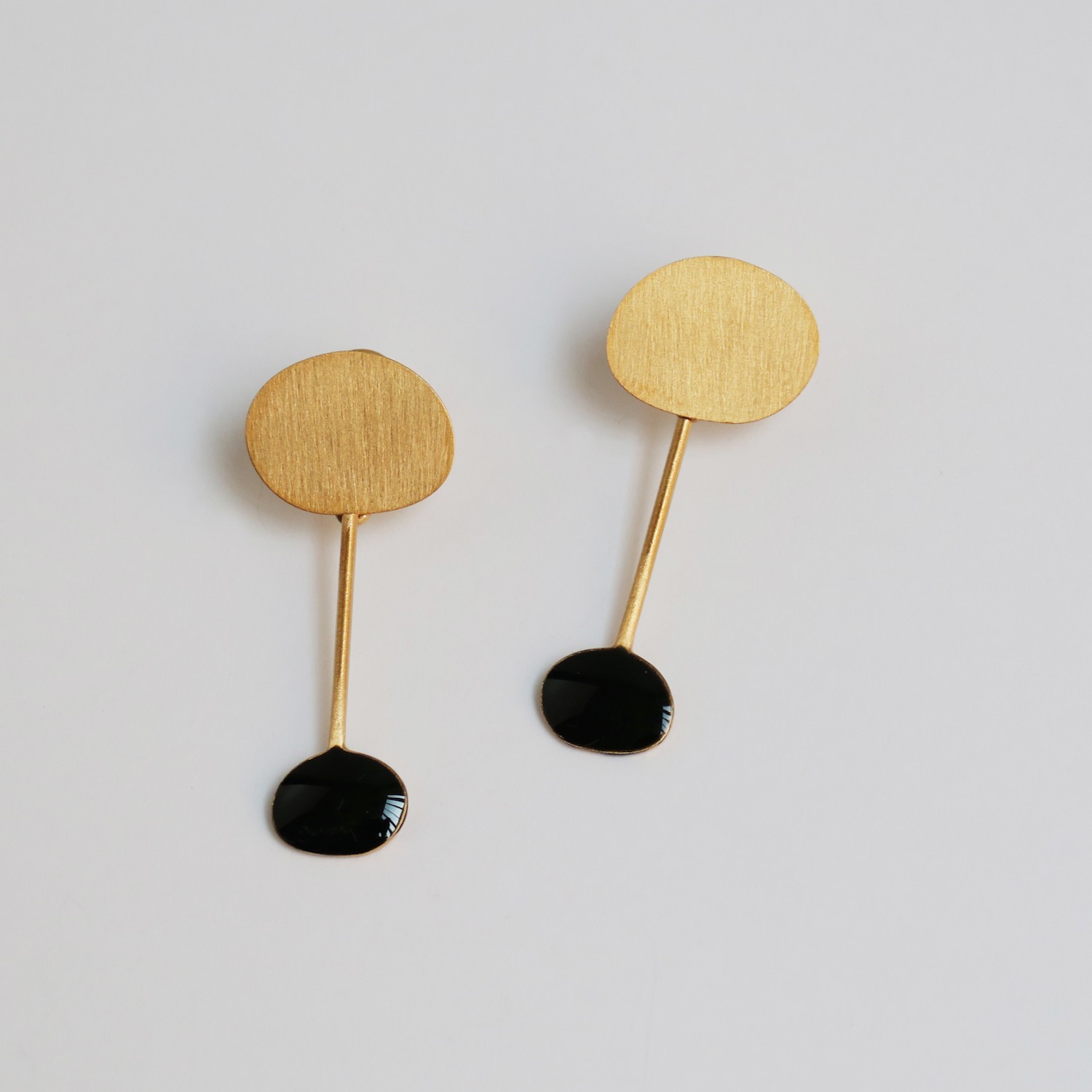 PENDIENTES DORADOS Y NEGROS MIRÓ JEWELRY 2