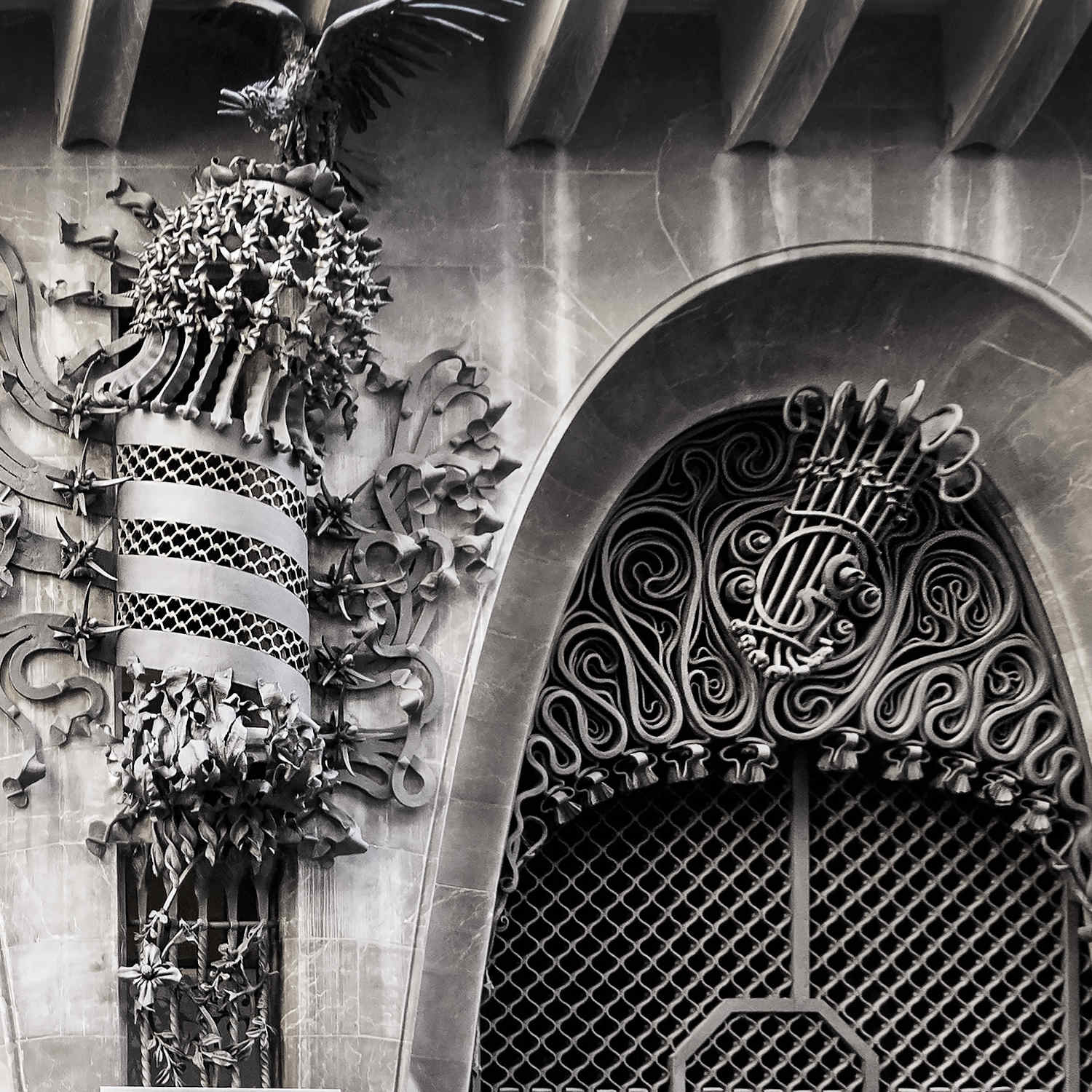 ANILLO DORADO GAUDÍ JEWELRY PALAU GÜELL